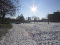 907827 Gezicht over het besneeuwde Noordse Park te Utrecht naar het zuiden, met links de Kokkenhoflaan.